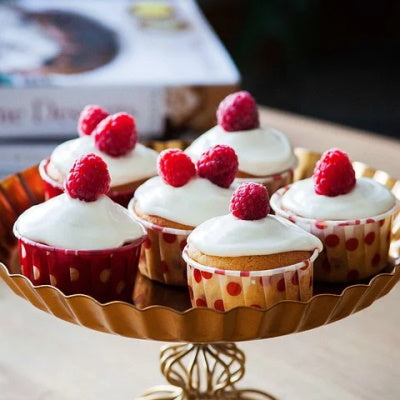 Recette de muffins framboise chocolat blanc : une recette gourmande qui se déguste à tout moment de la journée : la douceur du chocolat blanc relève le parfum de la framboise.