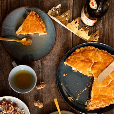 La petite histoire de L'Épiphanie, une fête chrétienne qui célèbre le Messie, reconnu par la visite et l'hommage des rois mages. Elle a lieu le 6 janvier mais se fête traditionnellement le deuxième dimanche après Noël.