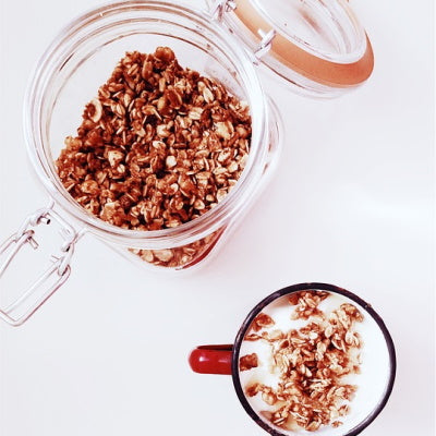 Recette du granola maison ! Faire son granola soi même c'est rassurant, gratifiant et trop bon ! En plus, on peut y mettre ce qui nous plait et justement nous avions envie d'y glisser du grué de cacao.