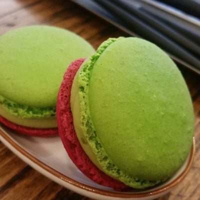 Macarons à la pistache : venez découvrir la recette d'un grand classique de la pâtisserie française.