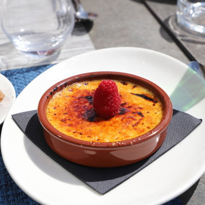 Une recette simple de crème brûlée aux épices qui sous le craquant du caramel, fait découvrir aux invités douceur et parfums.