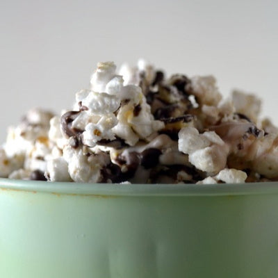 Popcorn au chocolat devant un match de foot avec ses copains ou un bon film en famille, rien de tel qu'un bon seau de popcorn !