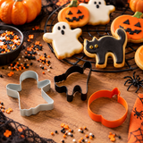 Biscuits d'Halloween et emporte-pieces colores