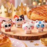 fève galette des rois chats devant une galette des rois et une couronne pour l'épiphanie