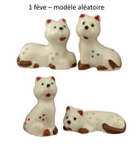 Quatre modèles de fèves chats en porcelaine de 3 à 3,5 cm