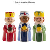 Trois fèves Rois Mages souriants en porcelaine de 3 cm, aux tenues colorées rouge, bleue et verte, pour galette des rois. Modèle aléatoire.