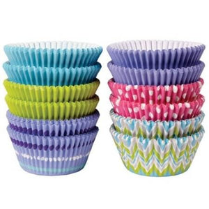 300 caissettes wilton de différentes couleurs et motifs