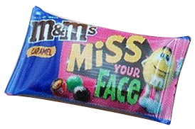 Fève épiphanie originale et fun représentant un paquet de m&m's